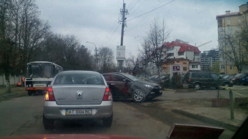 На Мазепи зіткнулися дві автівки (ФОТО)