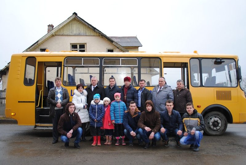 Більше сотні учнів  Богородчанського району підвозитиме до школи новенький автобус (ФОТО)
