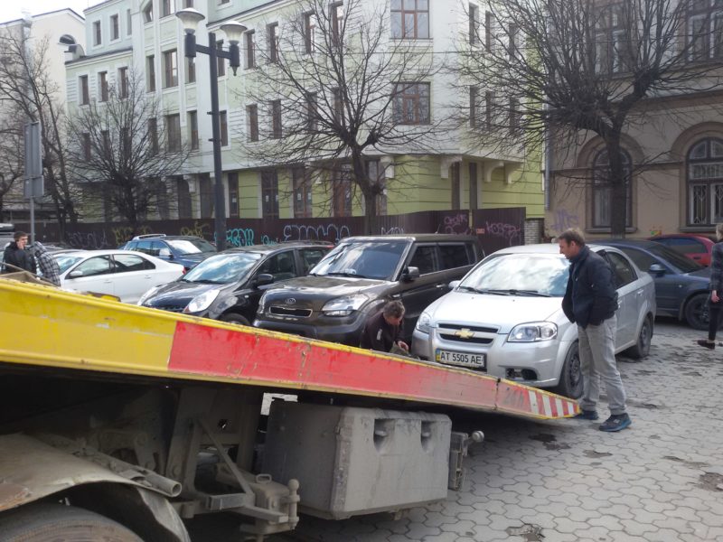 У центрі Франківська патрульні мали намір евакуювати авто районного комісара (ФОТО)