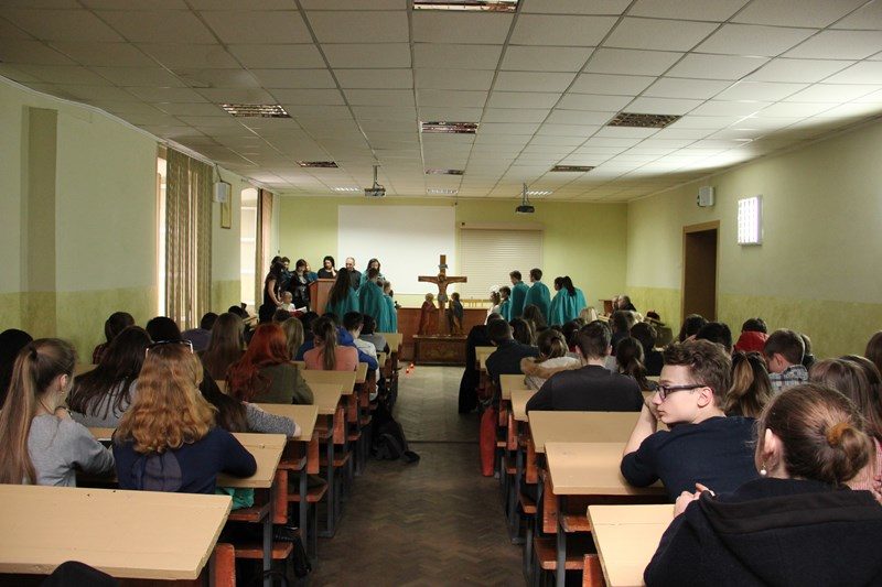 Франківським студентам показали виставу, присвячену боротьбі з абортами (ФОТО)