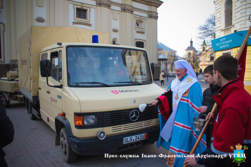 Франківський Митрополит освятив вантажівку для атовців (ФОТО)