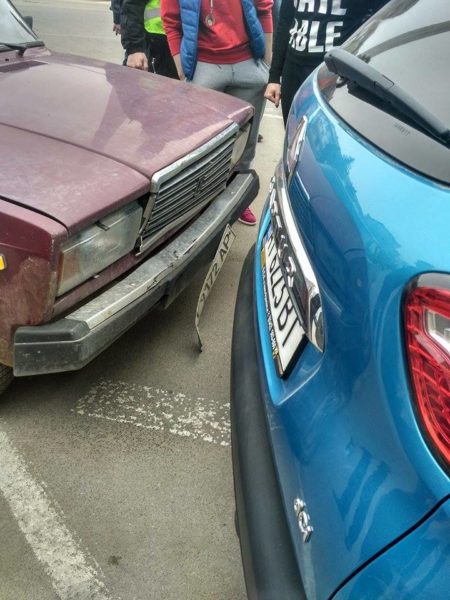 Курйозна ДТП у Франківську: “ВАЗ” чиновника “поцілував” іномарку автоледі (ФОТО)