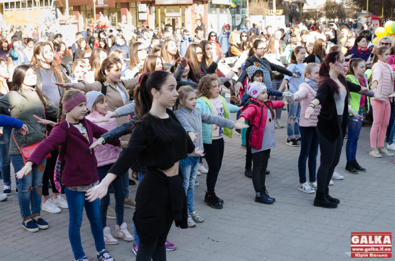 У центрі Франківська влаштували танці, щоб нагадати важливість правил дорожнього руху (ФОТО)