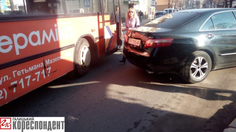 На Новгородській зіткнулися 22 маршрутка та Toyota (ФОТО)