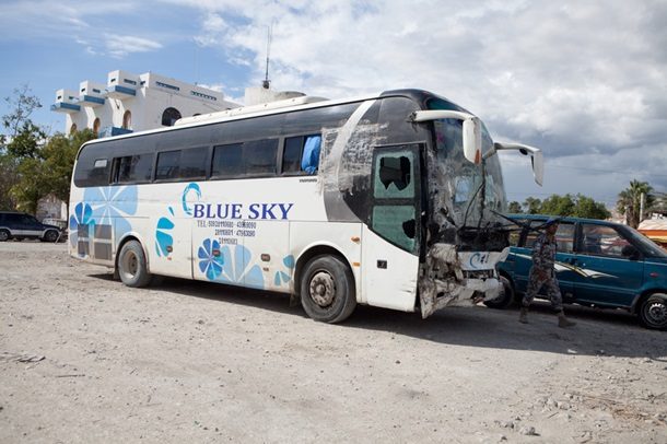 На Гаїті автобус врізався в натовп людей, більше 30 загиблих