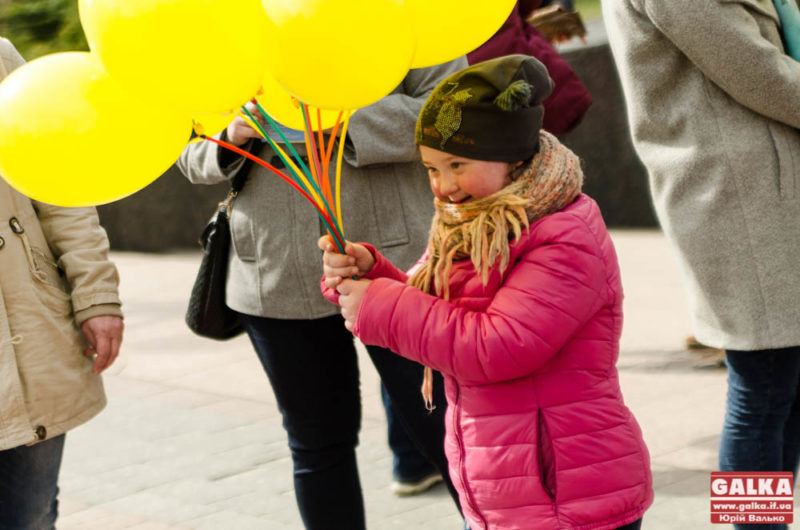 Повітряні кульки та різнопарні шкарпетки: у Франківську відзначають день “сонячних” людей (ФОТО)
