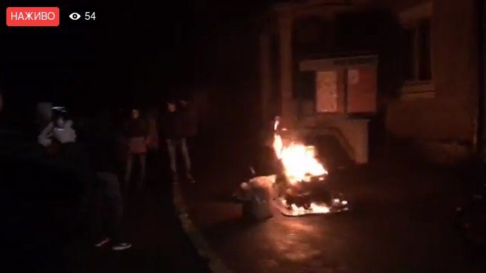 У Косові в ніч на вівторок під поліцією запалили шини (ФОТО)