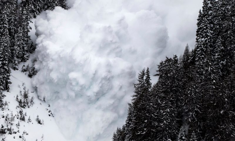 У Карпатах сноубордист дивом врятувався від снігової лавини (ВІДЕО)