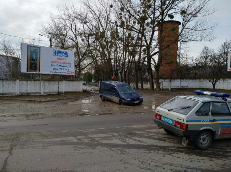 На перехресті Польової і Петлюри потопають машини (ФОТОФАКТ)