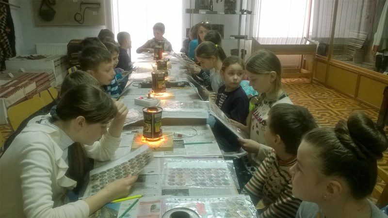 Маленьких прикарпатців з особливими потребами та дітей атовців вчили розмальовувати писанки (ФОТО)