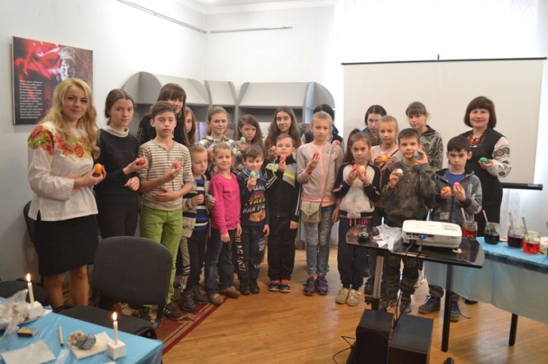 Діти учасників АТО Долинщини навчалися виготовляти великодні писанки