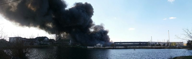 Поблизу Калуша масштабна пожежа. Горять склади меблевої фабрики (ФОТО, ВІДЕО)