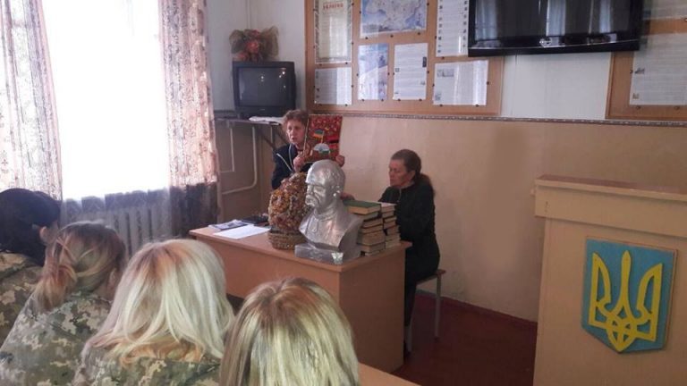 Військовослужбовцям у Коломиї презентували символічну виставку картин, гаптованих гачком (ФОТО)