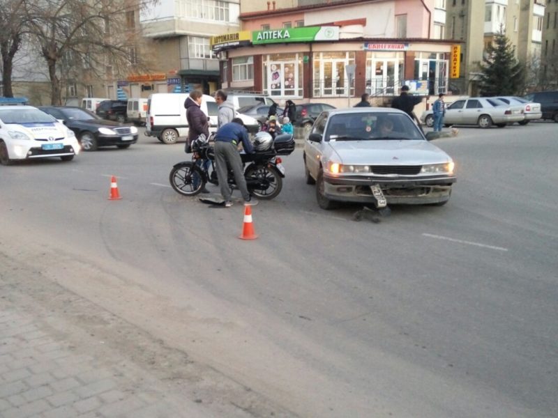 У Франківську легковик збив мотоцикліста, бо його “засліпило сонце” (ФОТОФАКТ)