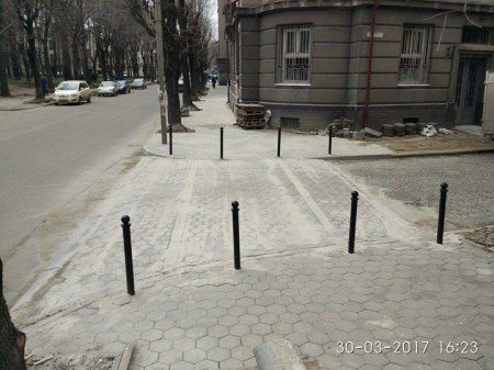 Дорожники підняли виїзд з вулиці Толстого до рівня тротуару (ФОТО)