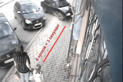 За три секунди до трагедії: у Косові мама з дітьми дивом не потрапила під машину на тротуарі (ВІДЕО)