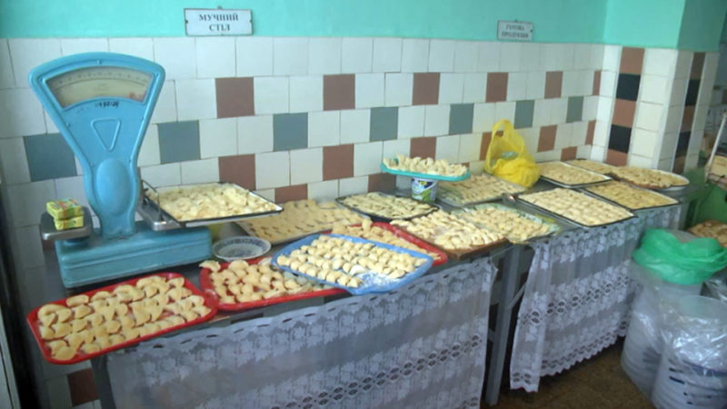 У Коломиї приготували 30 відер домашньої їжі для вояків АТО (ВІДЕО)