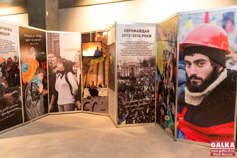 “Відважні”: до Франківська примандрувала виставка про українську революцію (ФОТО)