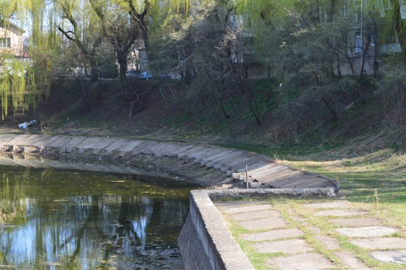 Мешканці Франківська просять владу допомогти відновити озеро поблизу 21-ої школи