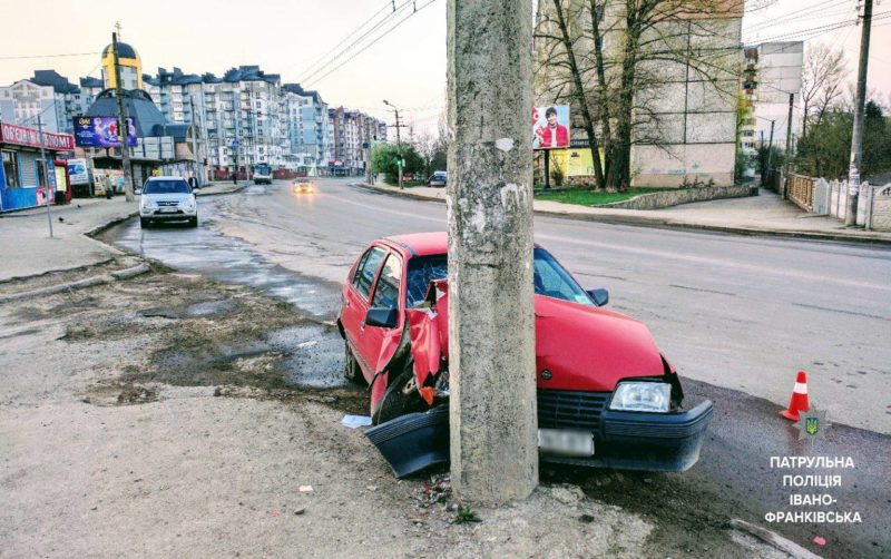 Удосвіта на Івасюка п’яний водій не помітив стовп і розбив машину (ФОТО)