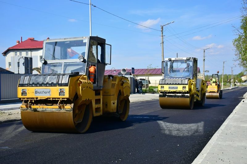 На вулиці Хмельницького триває капітальний ремонт дороги (ФОТО)