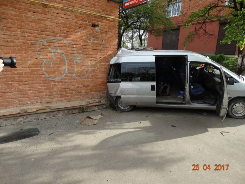 У Калуші таксі з’їхало сходами у житловий будинок, є постраждалі (ФОТО)