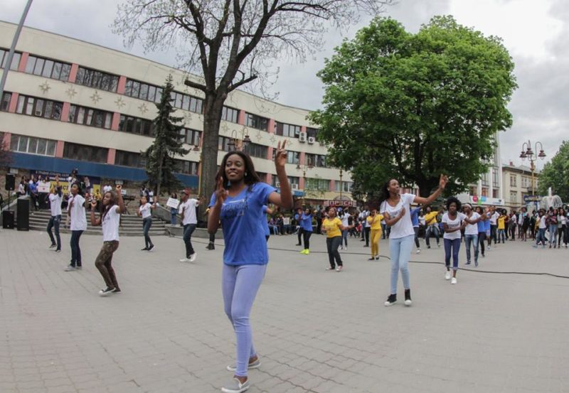 У центрі Франківська чорношкірі студенти влаштували християнський флешмоб (ФОТО, ВІДЕО)
