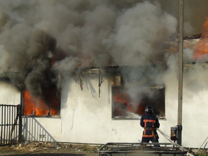 Тридцять рятувальників ліквідовували пожежу в Угринові (ФОТО)