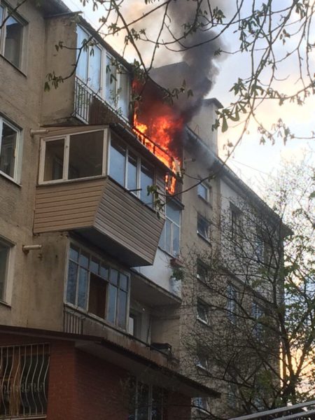 На Довгій горить багатоквартирний будинок – вогонь охопив балкон (ФОТО)
