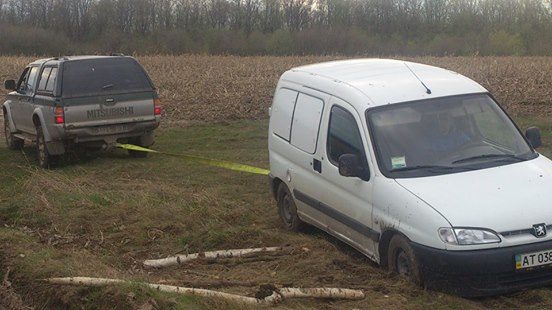 Муніципальні вартові витягнули авто, яке застрягло у болоті (ФОТО)