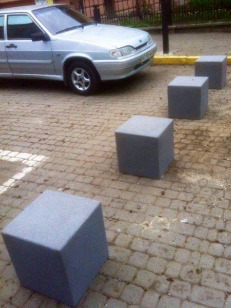 В’їзд машин у сквер на Валах обмежили бетонними кубиками (ФОТОФАКТ)