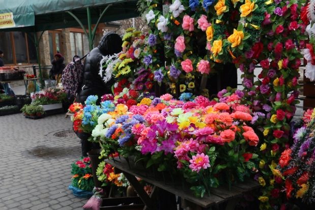 Прикарпатців закликають не нести пластикові квіти на цвинтар (ВІДЕО)