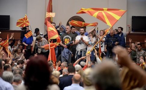 У Македонії протестувальники захопили будівлю парламенту та напали на депутатів (ВІДЕО)