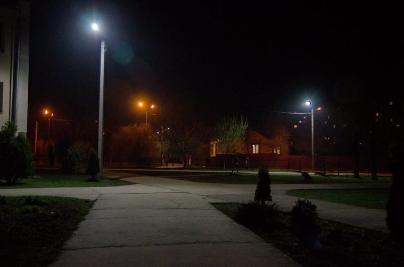 Територію 15-ої школи обладнали вуличним освітленням (ФОТО)