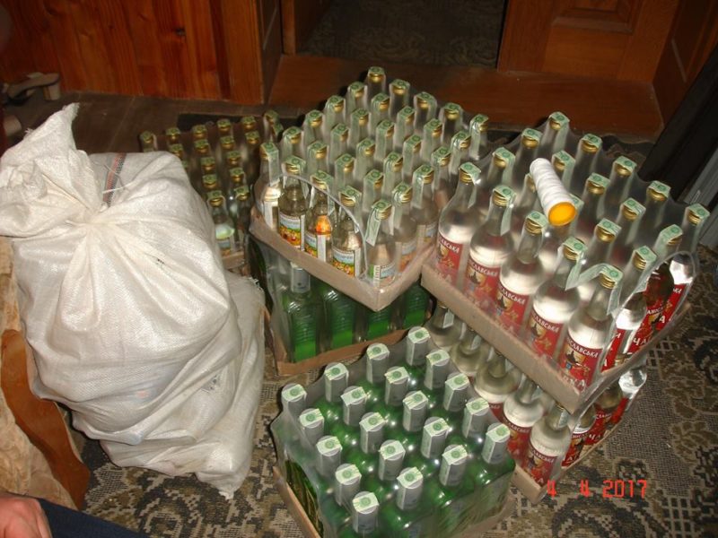 На Прикарпатті вилучили 1500 пляшок підробленої горілки та 300 літрів  фальсифікованого коньяку (ФОТО)