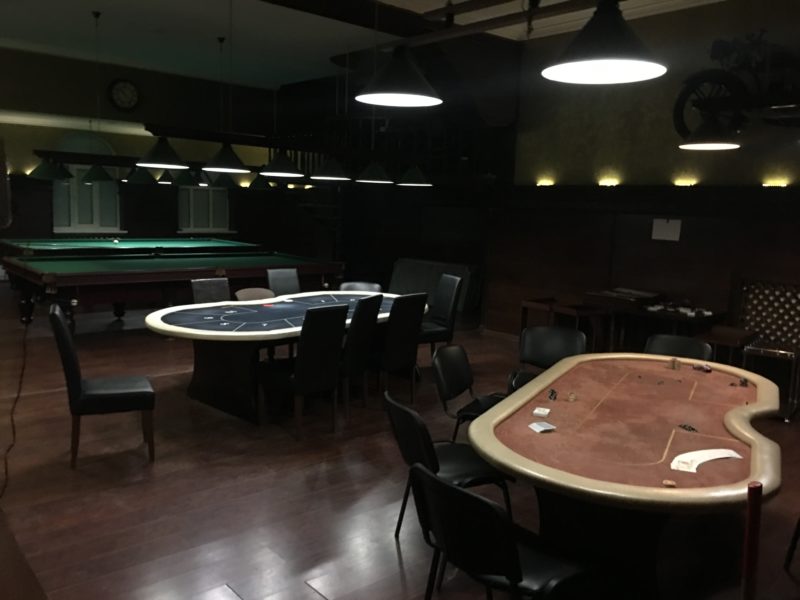 Прокуратура показала фото підпільного покерного клубу, який діяв у міському парку (ФОТО)