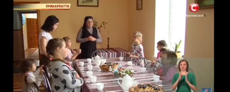“Мамуська” і “Божі дарунки”: у Коломиї монахиня взялася виховувати десятьох покинутих батьками дітей (ВІДЕО)