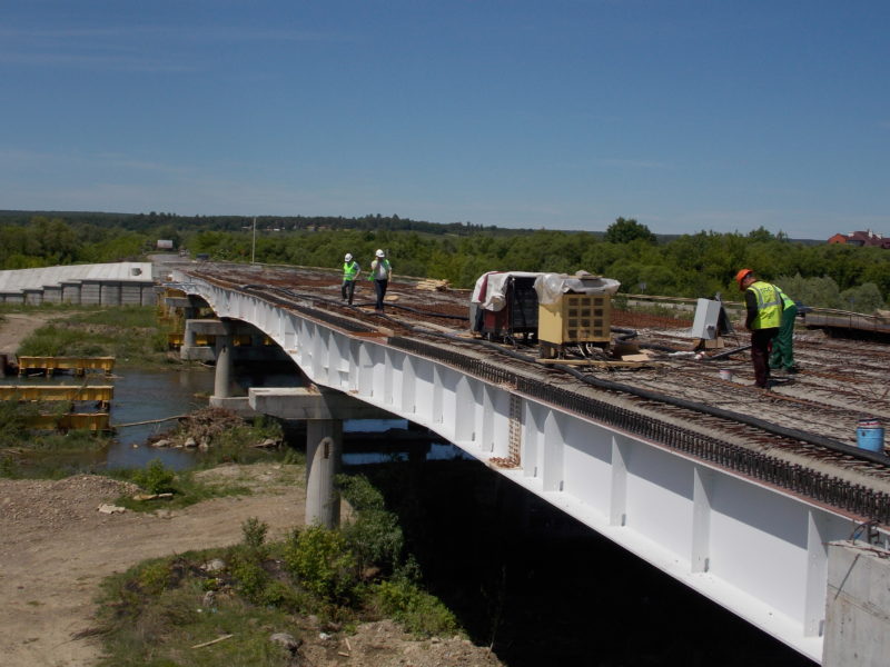 Будівництво мостового переходу триває поблизу Старого Лисця (ФОТО)