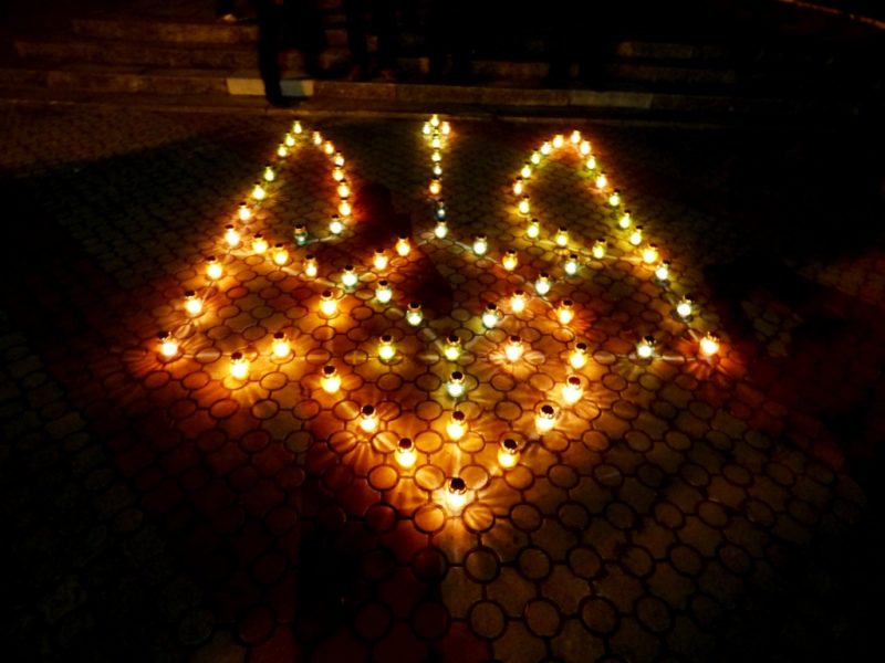 «Перша хвилина миру»: у Тлумачі зі свічок виклали Тризуб (ФОТО)