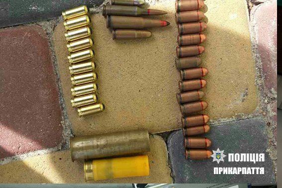 Зброя, боєприпаси та наркотики: у мешканця приміського села знайшли арсенал (ФОТО)