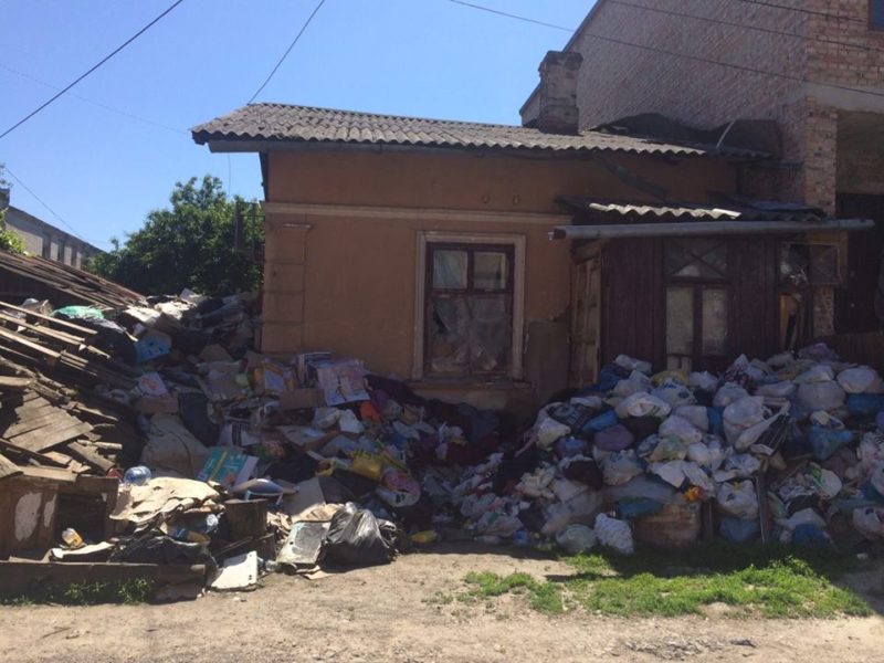 Франківка влаштувала сміттєзвалище поблизу свого будинку (ФОТО)
