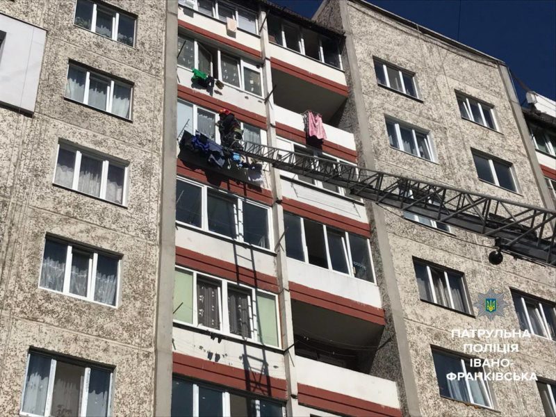 На Молодіжній рятувальники через балкон заходили у квартиру на сьомому поверсі, у якій зачинився малюк (ФОТОФАКТ)