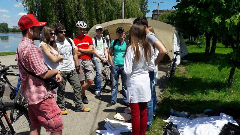 У Франківську велосипедистів навчали надавати першу меддопомогу (ФОТО)