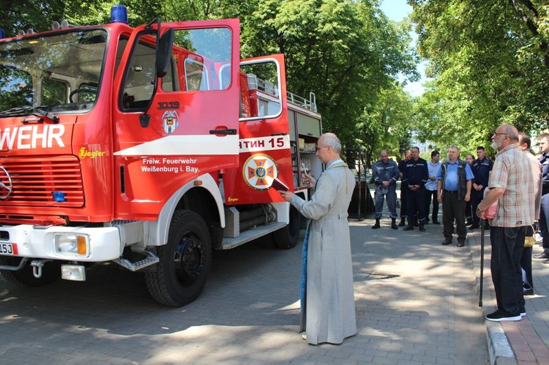 Снятинські рятувальники отримали новий пожежний автомобіль (ФОТО)