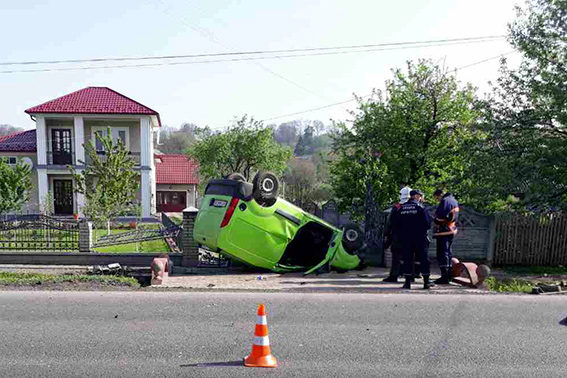 У Снятині перекинулася машина: загинула жінка за кермом (ФОТО)