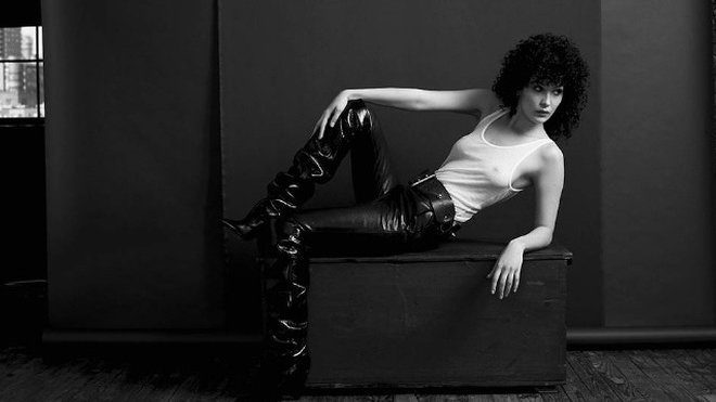 Белла Хадід знялась у відвертій фотосесії у стилі 1980-х (ФОТО 18+)