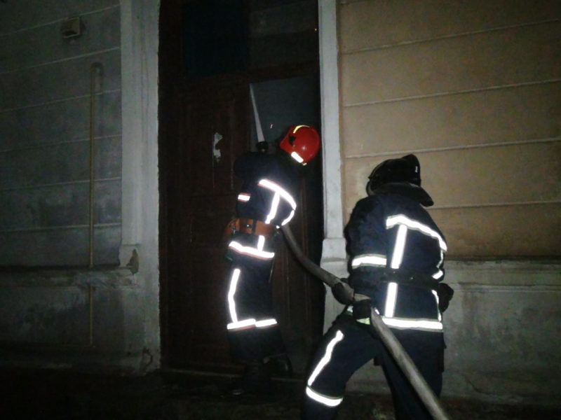 В ніч на п’ятницю рятувальники винесли з палаючого будинку травмовану жінку