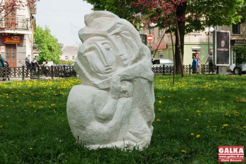 Міфічні вапняні скульптури виставили у центрі Франківська (ФОТО)