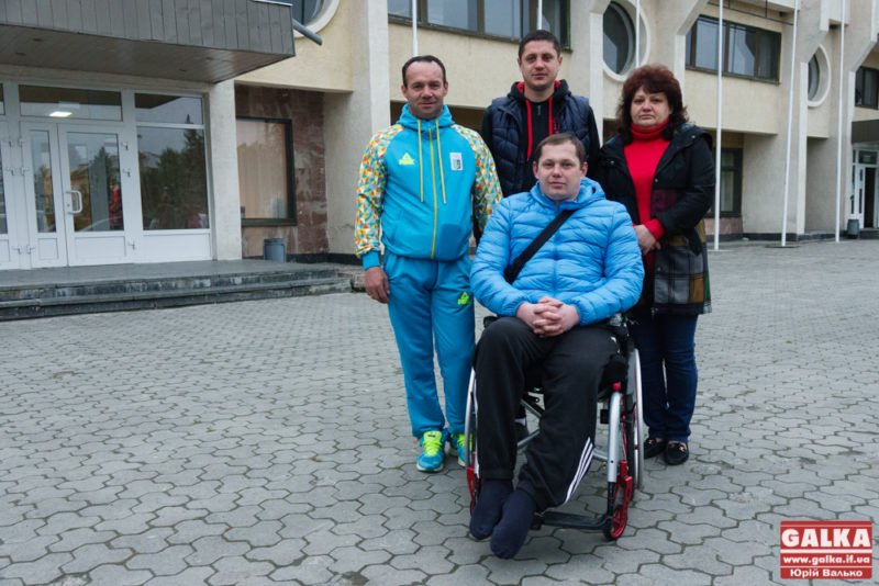 В інтернеті продають м’яч з афтографами легенд українського футболу, аби допомогти пораненому в АТО прикарпатцю