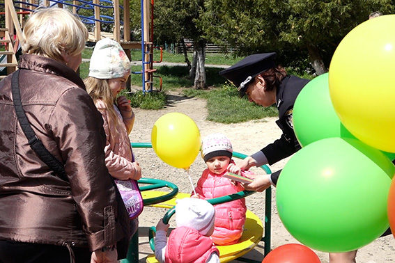 Поліціянти подарували світловідбиваючі браслети малечі з Калуша (ФОТО)